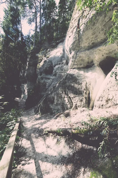 Gaujas Milli Parkı, Letonya - antik kumtaşı kayalıklarla v — Stok fotoğraf