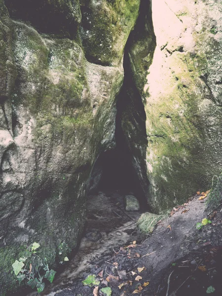 Skały piaskowcowe starożytnych w Gaujas Parku Narodowego, Łotwa - v — Zdjęcie stockowe