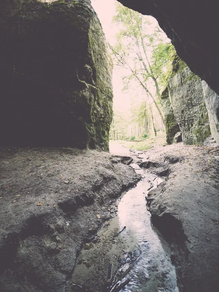 Falésias de arenito antigo no Parque Nacional de Gaujas, Letônia - v — Fotografia de Stock