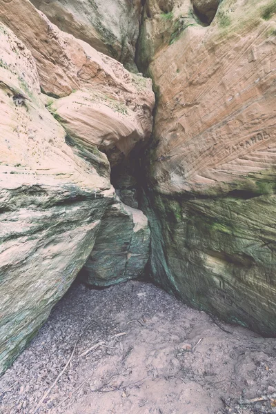 Antiguos acantilados de arenisca en el Parque Nacional Gaujas, Letonia - v —  Fotos de Stock