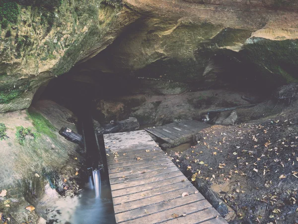 Staré pískovcové skály v národní Park Gaujas, Lotyšsko - v — Stock fotografie