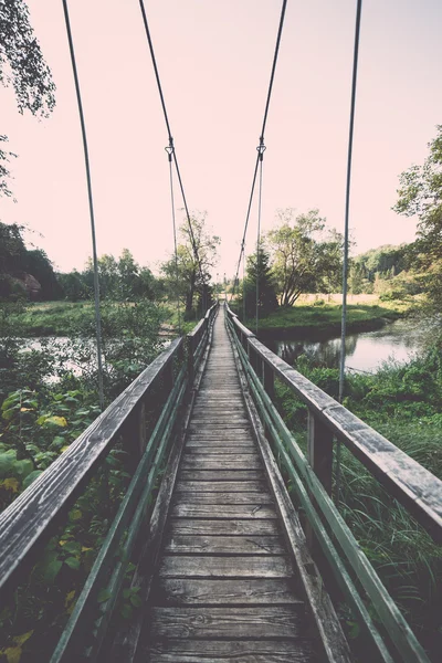 Piste touristique ensoleillée avec promenades en bois - vintage rétro — Photo