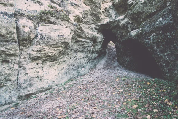 Antiche scogliere di arenaria nel Parco Nazionale di Gaujas, Lettonia - v — Foto Stock