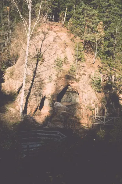 Staré pískovcové skály v národní Park Gaujas, Lotyšsko - v — Stock fotografie