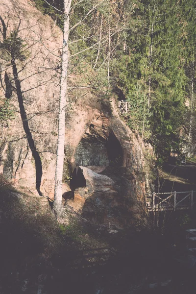 Antieke zandstenen rotsen in het Gaujas National Park, Letland - v — Stockfoto