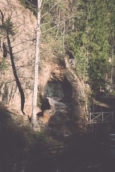 Falaises de grès antiques dans le parc national de Gaujas, Lettonie - v — Photo