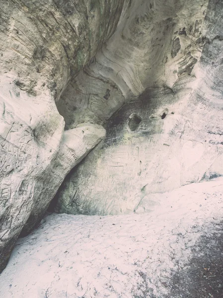 Antiche scogliere di arenaria nel Parco Nazionale di Gaujas, Lettonia - v — Foto Stock