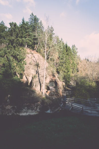 Staré pískovcové skály v národní Park Gaujas, Lotyšsko - v — Stock fotografie