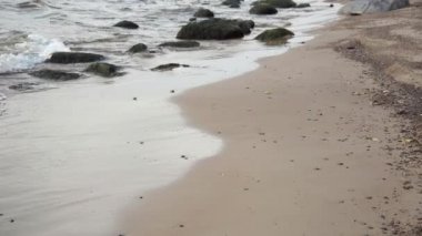 Su nehirde kayaların üzerinden akar.