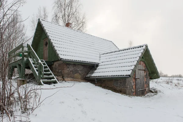 Lantliga stuga vintertid på landsbygden — Stockfoto