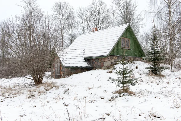 Casa de campo rural no inverno no campo — Fotografia de Stock