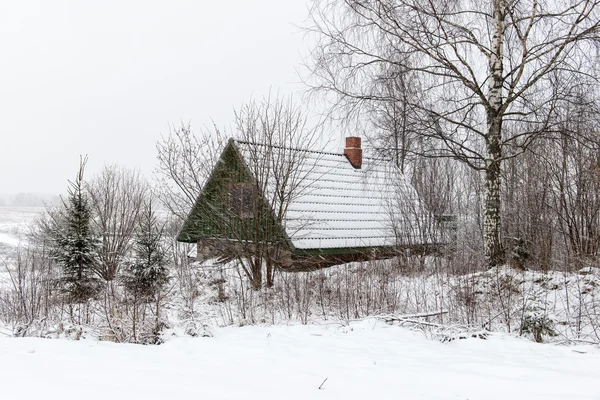 Wiejska Chata zimą w okolicy — Zdjęcie stockowe