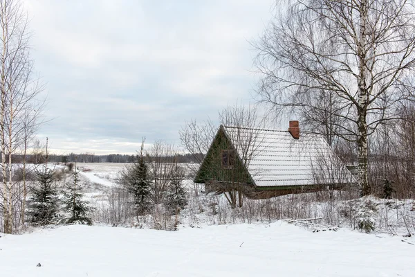 Lantliga stuga vintertid på landsbygden — Stockfoto