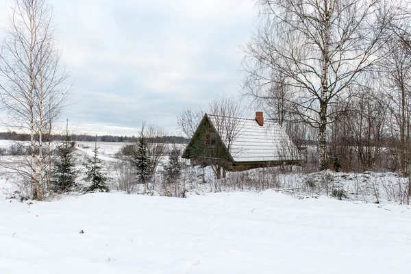 Lantliga stuga vintertid på landsbygden — Stockfoto