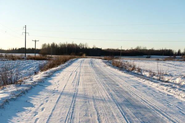 Land verschneite Straße im Winter — Stockfoto