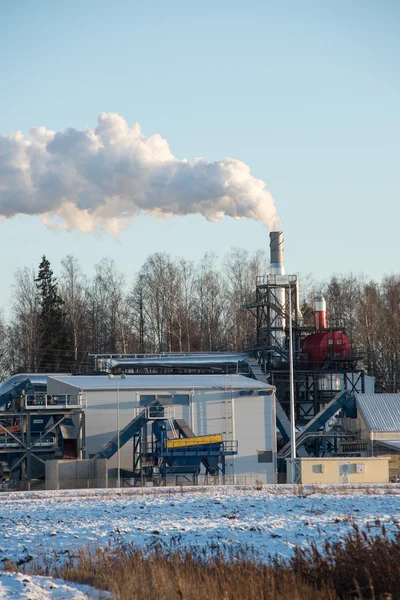 Parque industrial con chimenea y humo blanco — Foto de Stock