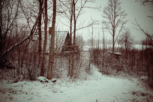 Landhaus im Winter auf dem Land - Retro-Vintage — Stockfoto