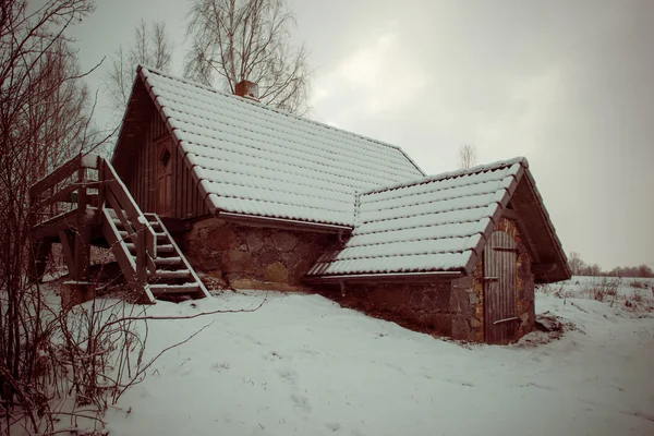 Casa de campo rural no inverno no campo - vintage retro — Fotografia de Stock