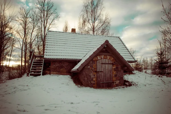 Casa de campo rural no inverno no campo - vintage retro — Fotografia de Stock