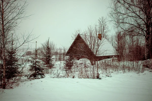 Αγροτικό εξοχικό σπίτι το χειμώνα στην ύπαιθρο - vintage ρετρό — Φωτογραφία Αρχείου