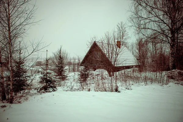 Casa rural en invierno en el campo - vintage retro — Foto de Stock