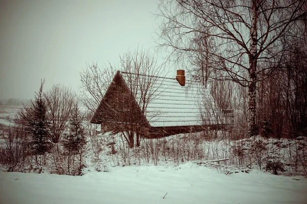 Αγροτικό εξοχικό σπίτι το χειμώνα στην ύπαιθρο - vintage ρετρό — Φωτογραφία Αρχείου