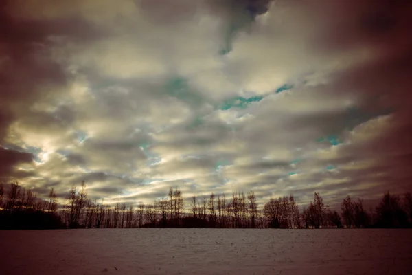 冬 - レトロ ビンテージで雪に覆われた田舎道 — ストック写真