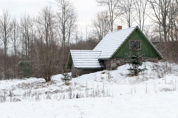 Rural cottage in winter in countryside — Stock Photo, Image