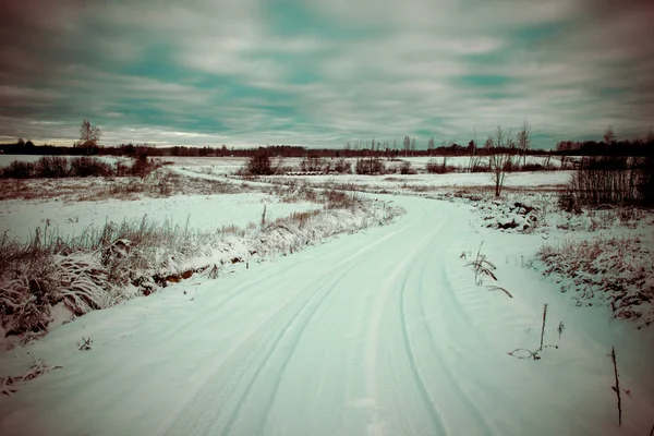 Route enneigée de campagne en hiver - vintage rétro — Photo