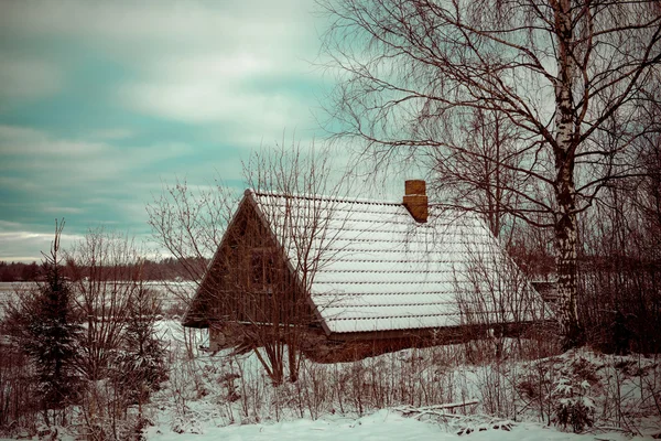 Venkovské chalupy v zimě v přírodě - retro vintage — Stock fotografie