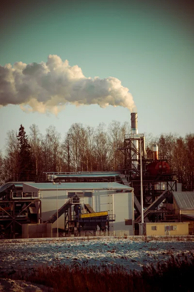 Parque industrial con chimenea y humo blanco - retro vintage — Foto de Stock
