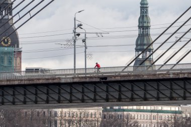 mavi gökyüzüne karşı kilise kule