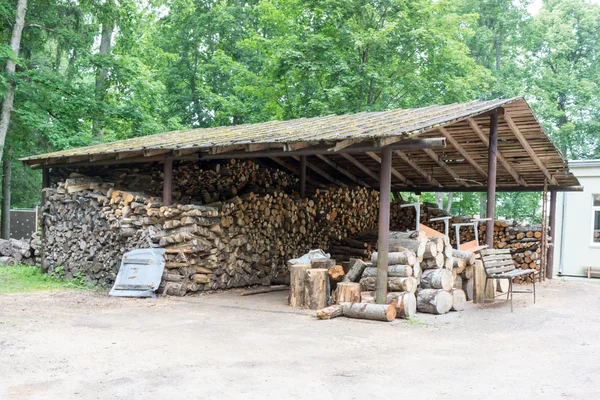 Lugar de almacenamiento de madera registro — Foto de Stock
