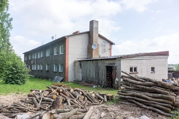 Lagerplatz für Holzstämme — Stockfoto