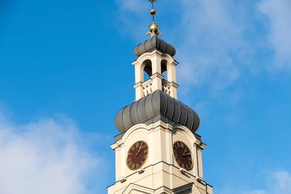 Церковна вежа на фоні блакитного неба — стокове фото