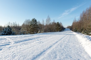 karlı kış yol ile lastik işaretleri