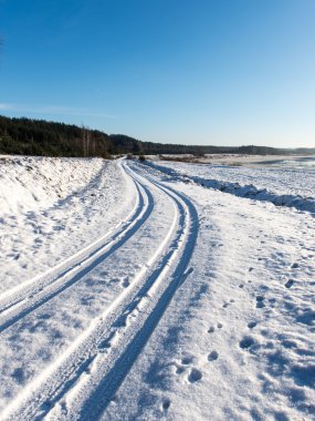 karlı kış yol ile lastik işaretleri