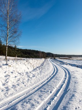karlı kış yol ile lastik işaretleri