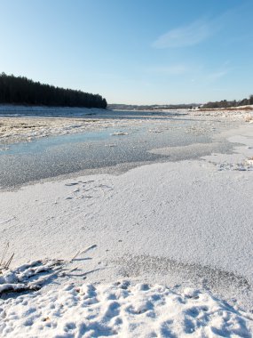 güzel karlı kış manzara donmuş nehir ile