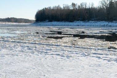 güzel karlı kış manzara donmuş nehir ile