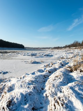 güzel karlı kış manzara donmuş nehir ile