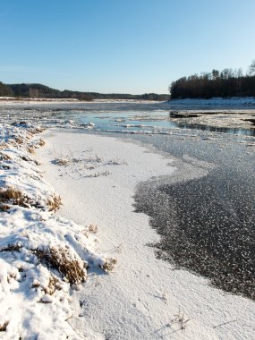 güzel karlı kış manzara donmuş nehir ile