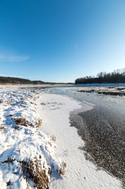 güzel karlı kış manzara donmuş nehir ile