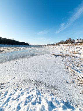 güzel karlı kış manzara donmuş nehir ile