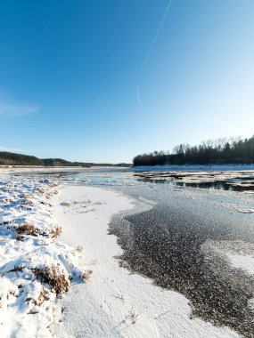 güzel karlı kış manzara donmuş nehir ile