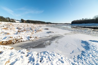 güzel karlı kış manzara donmuş nehir ile