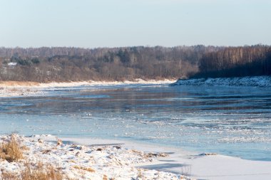 güzel karlı kış manzara donmuş nehir ile