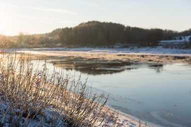 güzel karlı kış manzara donmuş nehir ile