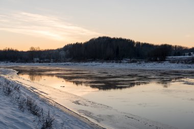 güzel karlı kış manzara donmuş nehir ile
