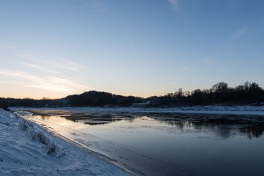 güzel karlı kış manzara donmuş nehir ile